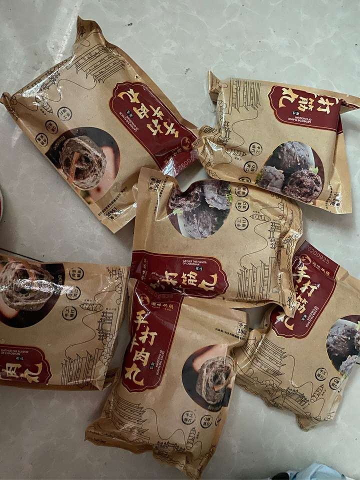 卖家发的顺丰,一共6袋,3袋牛筋丸,3袋手打牛肉丸,包装大气上档次,牛肉