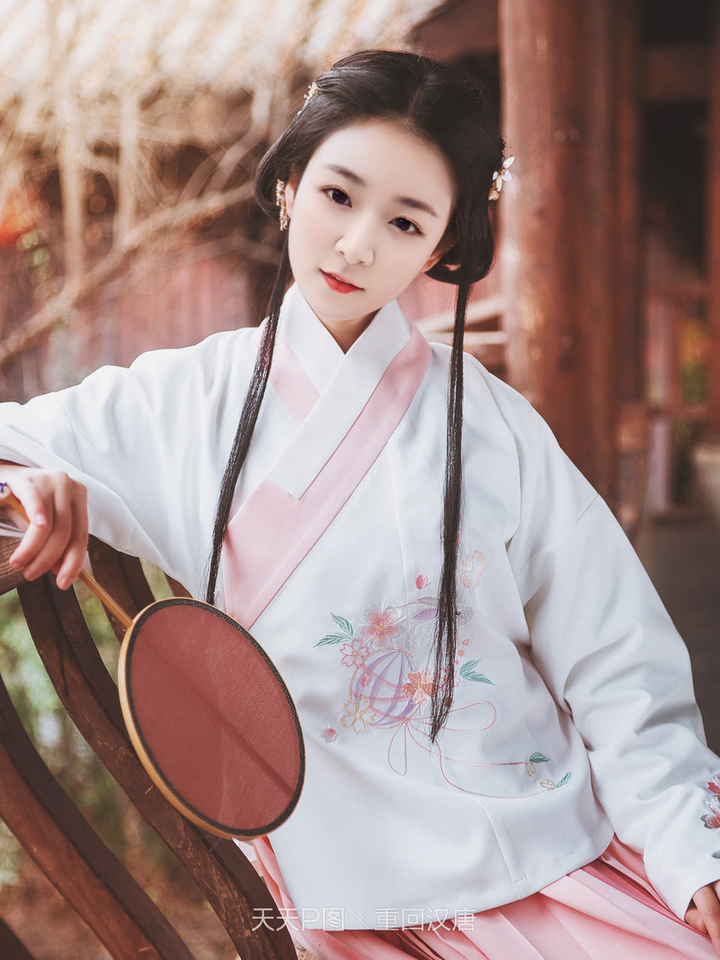 大家身边有没有长相和气质很古典美的同学呀?