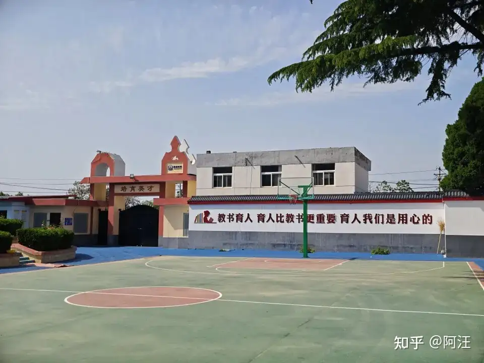 女大学生因恋爱被家人骗进戒网瘾学校，还被限制人身自由，当地称该机构未经教育局审批，暴露出了哪些问题？