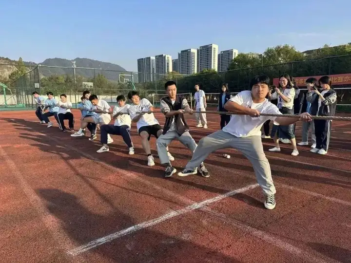 凝心聚力 突破极限——我校富阳校区拔河比赛圆满结束(图3) 凝心聚力 突破极限——我校富阳校区拔河比赛圆满结束(图3)
