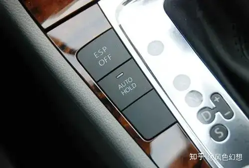 开车起步时是先挂档还是先松手闸？操作不当对汽车会有哪些影响？（起步先挂挡还是先按手刹）