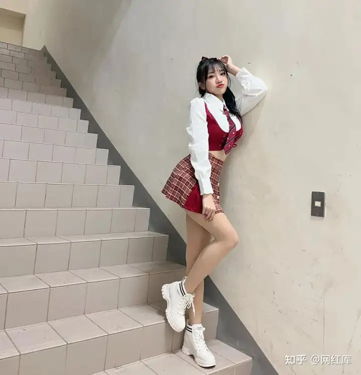 INS: 19岁啦啦队女神弹琴美胸占据半个屏幕 Facebook-第6张