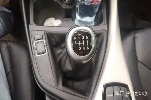 开车起步时是先挂档还是先松手闸？操作不当对汽车会有哪些影响？（起步先挂挡还是先按手刹）