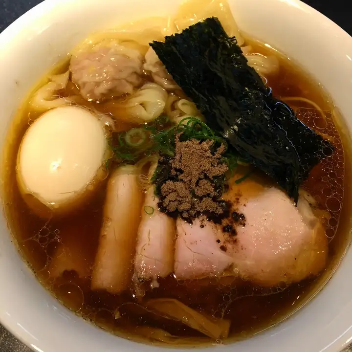 如何看待日本埼玉县拉面店贴出「用餐时禁止看手机，违者驱逐且不退款」？