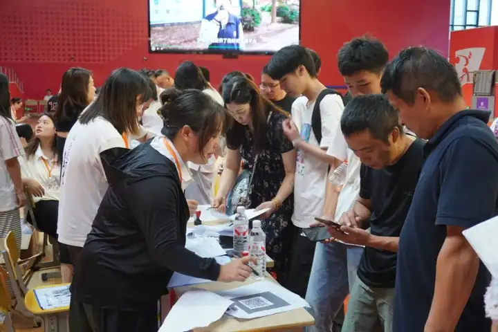 志远踏新路 启梦扬帆时 | 塘栖校区2025新生报到(图5)