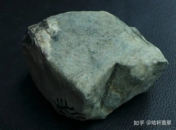 新手跑市场时你应该知道的对翡翠原石进行判断的点！