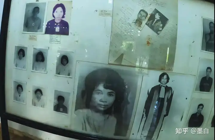 s21集中营展出的受害者照片。 图中的母亲是医生，父亲是法官。他们的六个孩子一同受到了牵连。