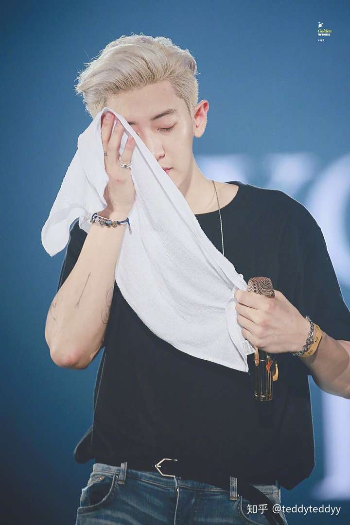 有没有朴灿烈五巡大背头的照片啊?