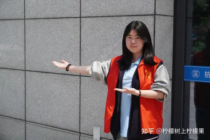 【活力校园】青春播爱 雅韵传情 | 塘栖校区学生志愿者助力枇杷湾社区送戏下乡活动(图3) 【活力校园】青春播爱 雅韵传情 | 塘栖校区学生志愿者助力枇杷湾社区送戏下乡活动(图3)