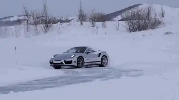 13位教练在5条冰雪赛道上教600多人漂移,我们偷师了一把