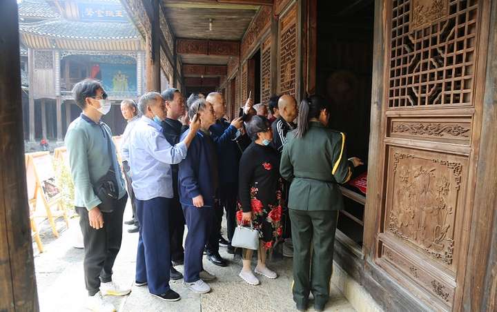 惠水公安组织离退休老干部到猴场会议会址开展红色文化学习教育活动