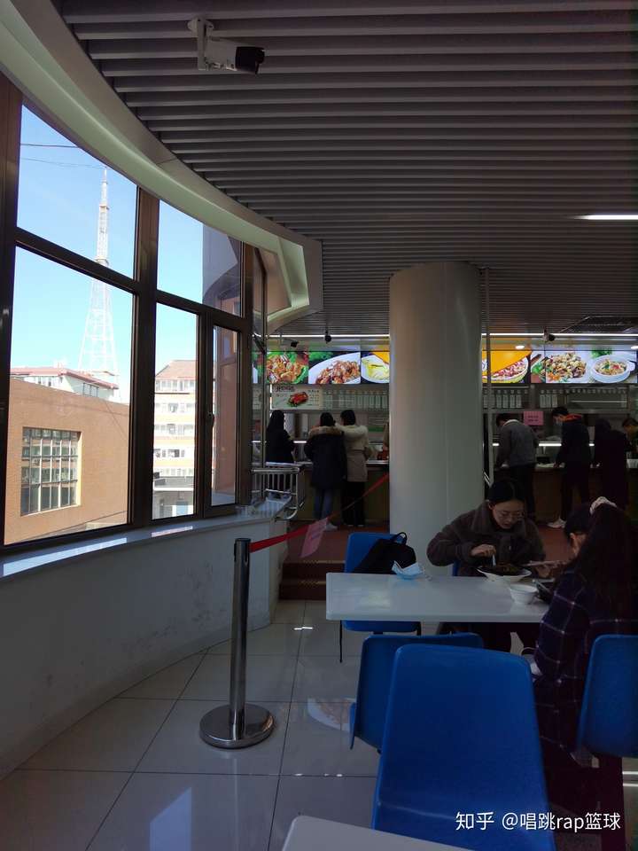 在中央财经大学里就餐是一种怎样的体验?有什么推荐的食堂和美食?