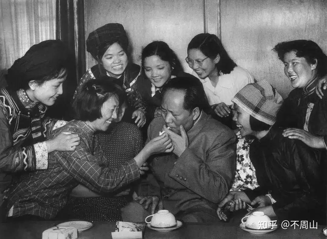 1957年，那个给毛主席点烟的女青年，后来怎么样了- 知乎