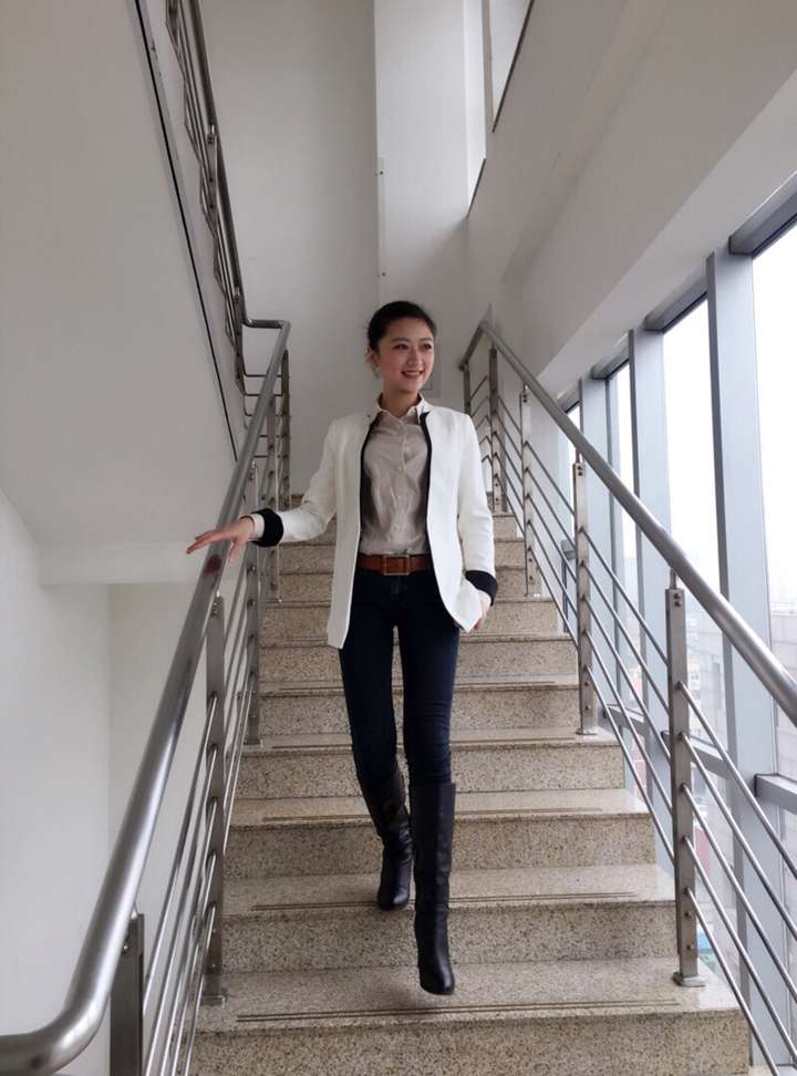 作为一名高中教师 工作以后我的日常穿搭是秋冬长靴 牛仔裤或者深色