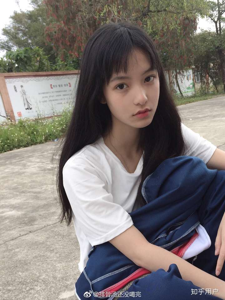 她真的是我见过最可爱的女孩子! 先放素颜! 还是高中生 皮肤真的超好!