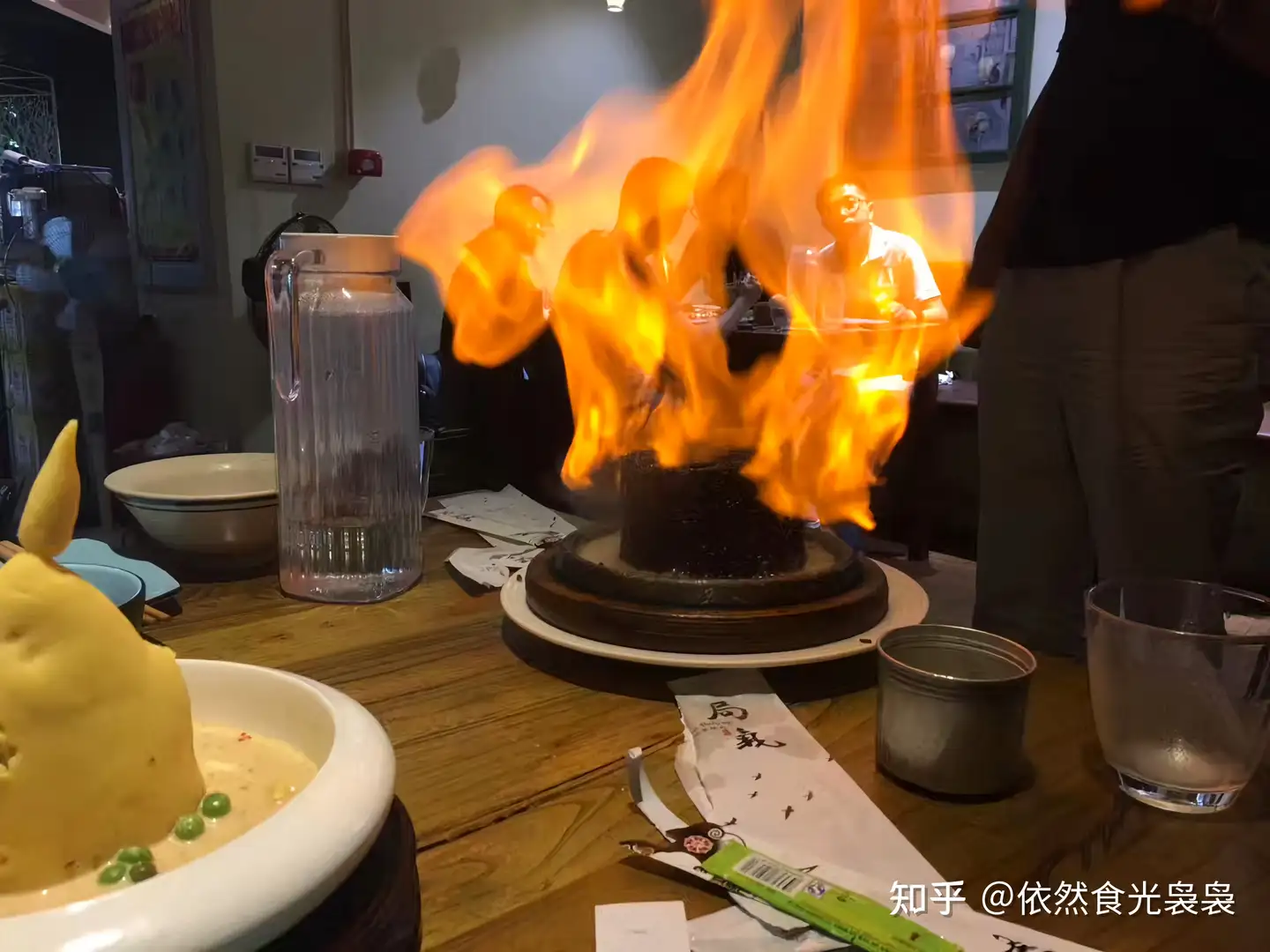 带孩子去某快餐店吃饭，妈妈还在等着取餐，过来时一看，孩子在和别人家（不认识）一起吃他们的餐，气不气？