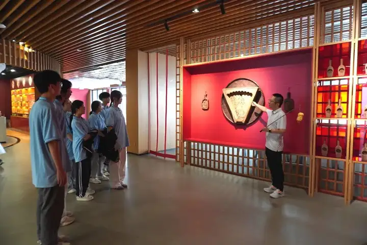 运河糕版映匠心 文脉传承青年行 | 塘栖校区大运河糕版博物馆参观活动(图3)