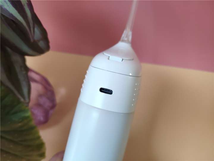 秒秒测便携式智能冲牙器——齿间洁净,一按即可