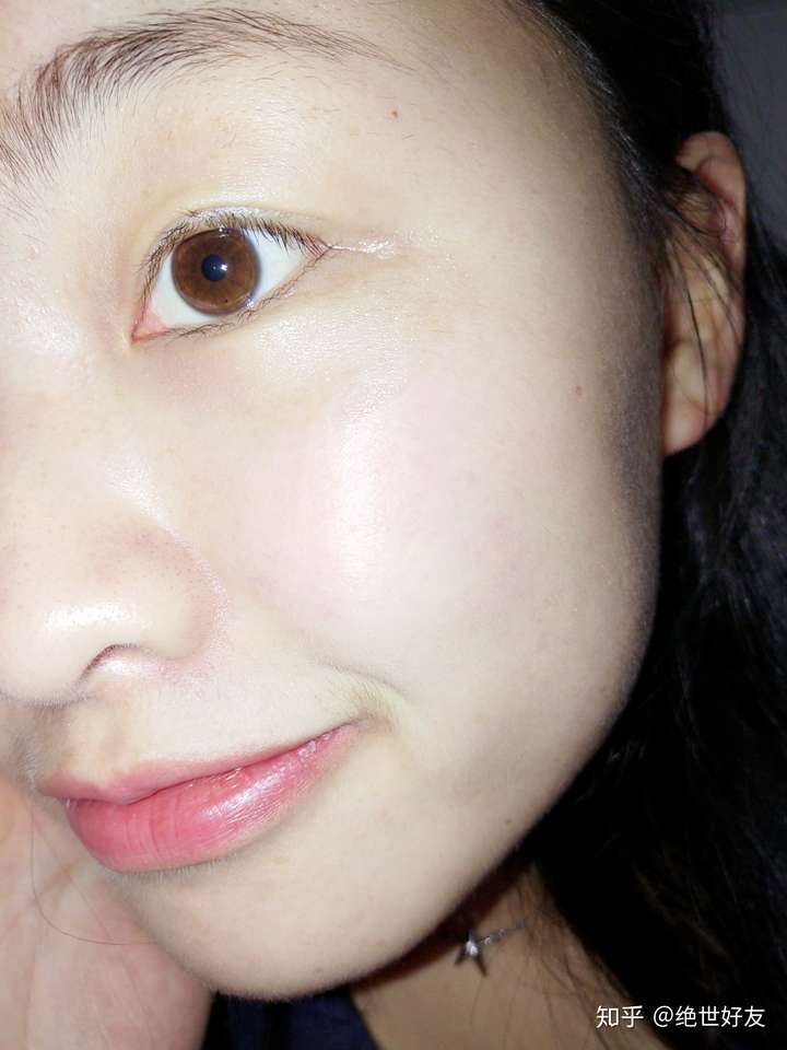 嘴唇很容易干然后嘴巴也没血色怎么办?