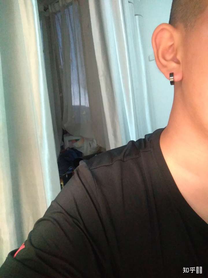 为什么国人对于男生打耳洞有很大的看法?