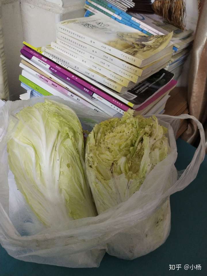 收礼了,一大早到办公室,桌子底下放着一袋东西.我心安理得地收下了.