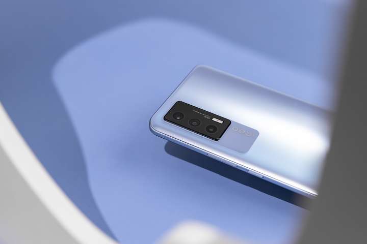 红米k40和真我x7哪款更适合不玩儿游戏的女生?