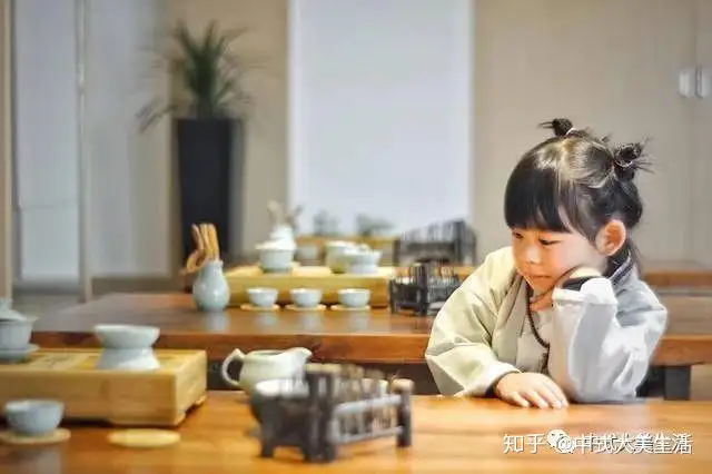 墙裂推荐（茶艺中的奉茶礼仪是指）茶艺奉茶礼仪视频，人生无处不茶道，这些奉茶礼仪你知道多少？，梵高星空艺术馆，