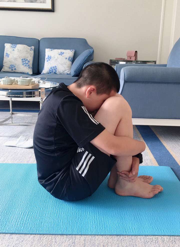 给你看下他抱膝过肩的图,你也可以试试,再量个臂展.