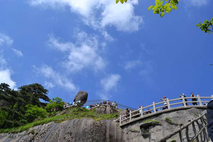 黄山风景区天气好,看到的景色也是极好的,无处不石,无石不松,无