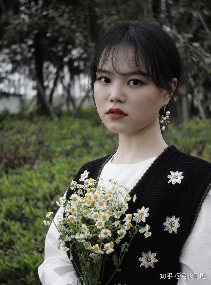 请问小大蒜鼻大眼睛浓眉毛脸中等大小适合短发吗?