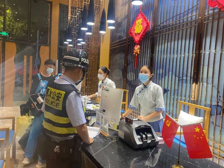 贵州惠水公安“平安夏夜”集中整治清查行动进行时