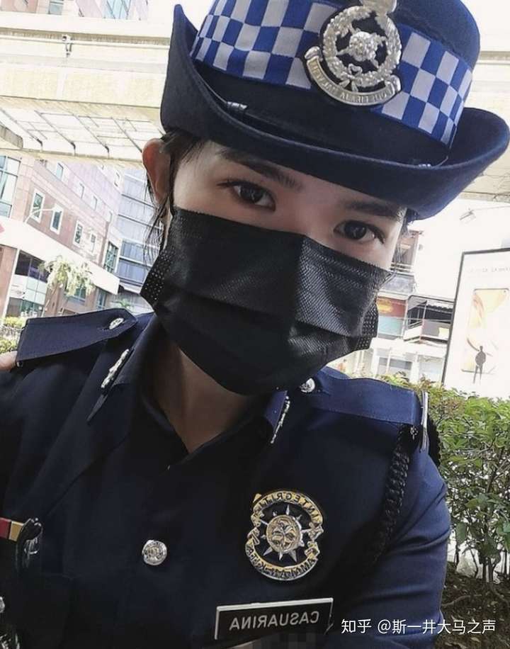 有一个叫riena yg的马来西亚华裔女警察开始走进我们的视线