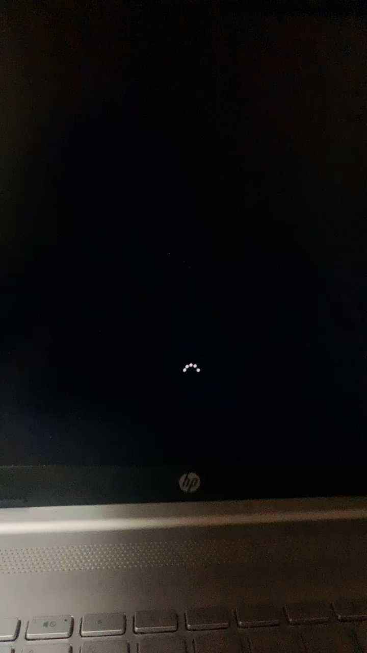 电脑重置后就这样了黑屏一直转圈圈