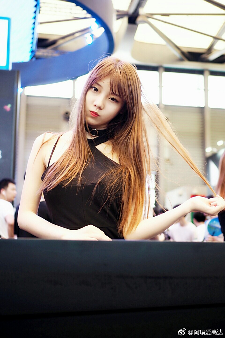 去2017年cj的时候,遇到一个贼好看的小姐姐,真的好看,这是在微博上