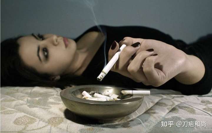 經常熬夜抽菸喝酒對身體損害很大,也是誘發心梗的主要原因.