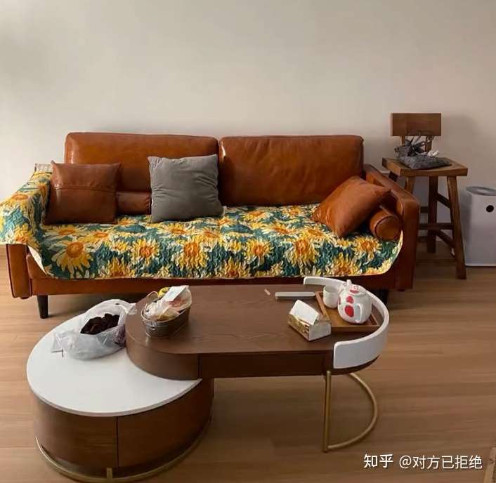 棕色沙发怎么搭配好看 适合棕色沙发的三个搭配方案