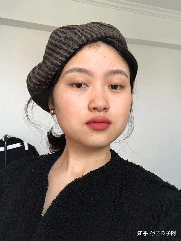 有脸大塌鼻子的好看的女孩子吗?