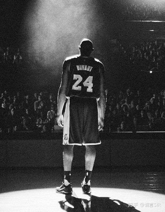 在选秀前,韦斯特专门抽空坐飞机跑到了洛马里昂中学,那里正上演一场