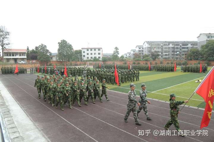 10月8日下午,湖南工商職業學院2020級中職新生軍訓匯演在田徑場舉行