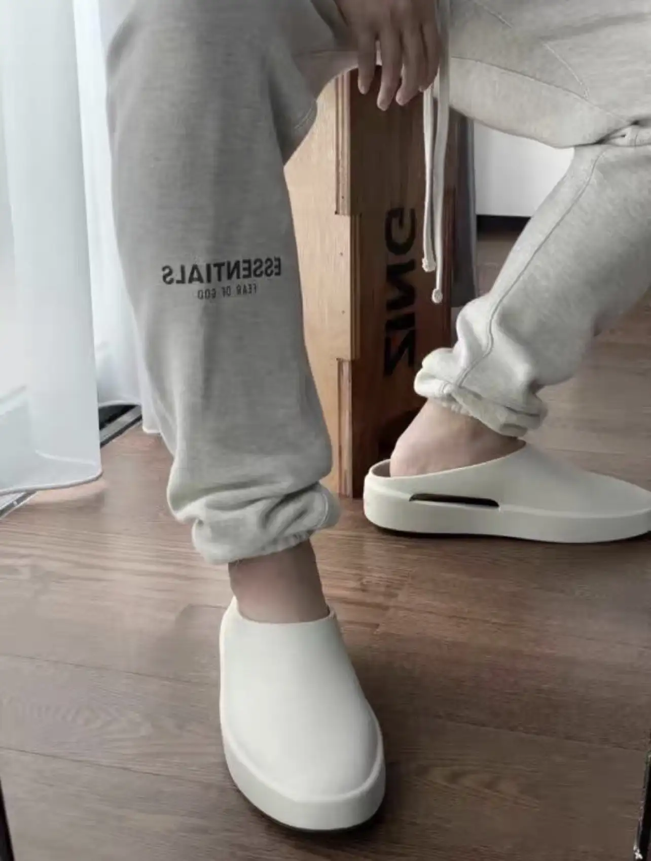 敬畏上帝Fear Of God The California Slip-On Slide Cream 水泥灰半拖