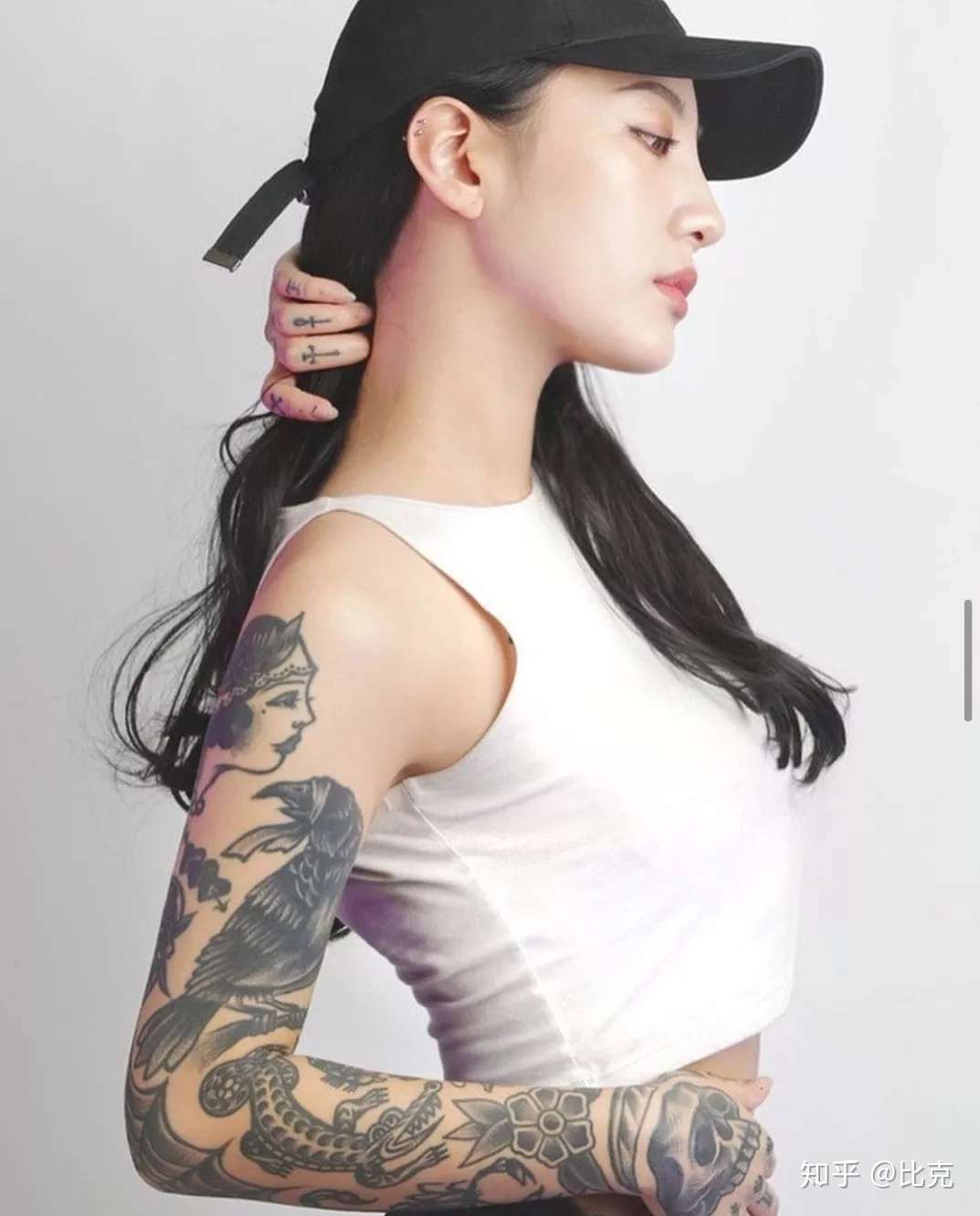 身材堪比吉娜的韩国纹身师nini 多少人想躺在她的针头下 知乎