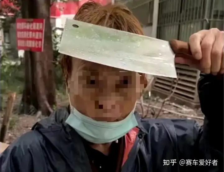 重庆一小区天降菜刀险伤人，当事人：走出楼栋不到5秒，就砸在了后脚跟附近