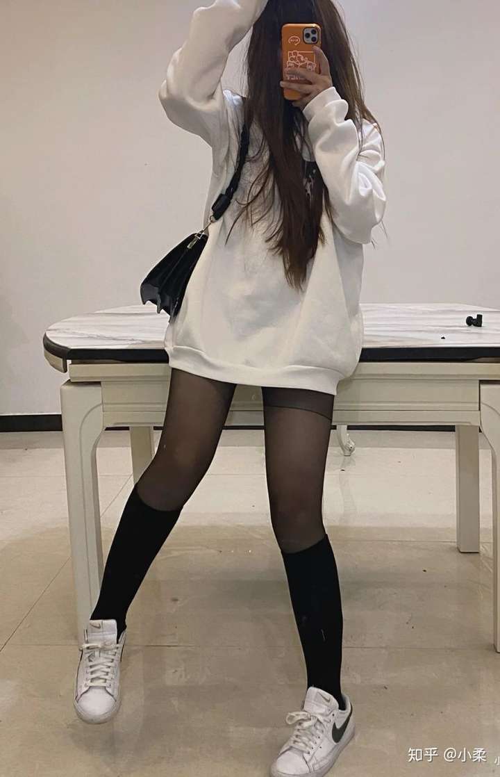 黑丝袜真的不能搭配运动鞋吗