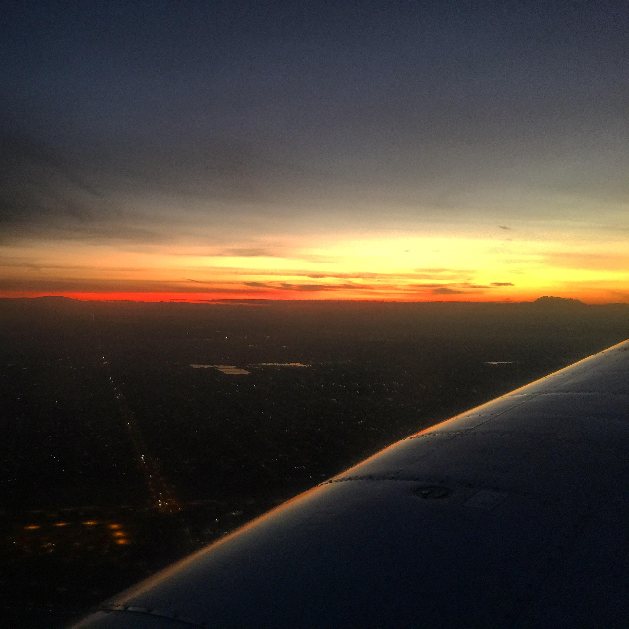 飞机窗外美丽夜景高清图片下载-正版图片500078781-摄图网
