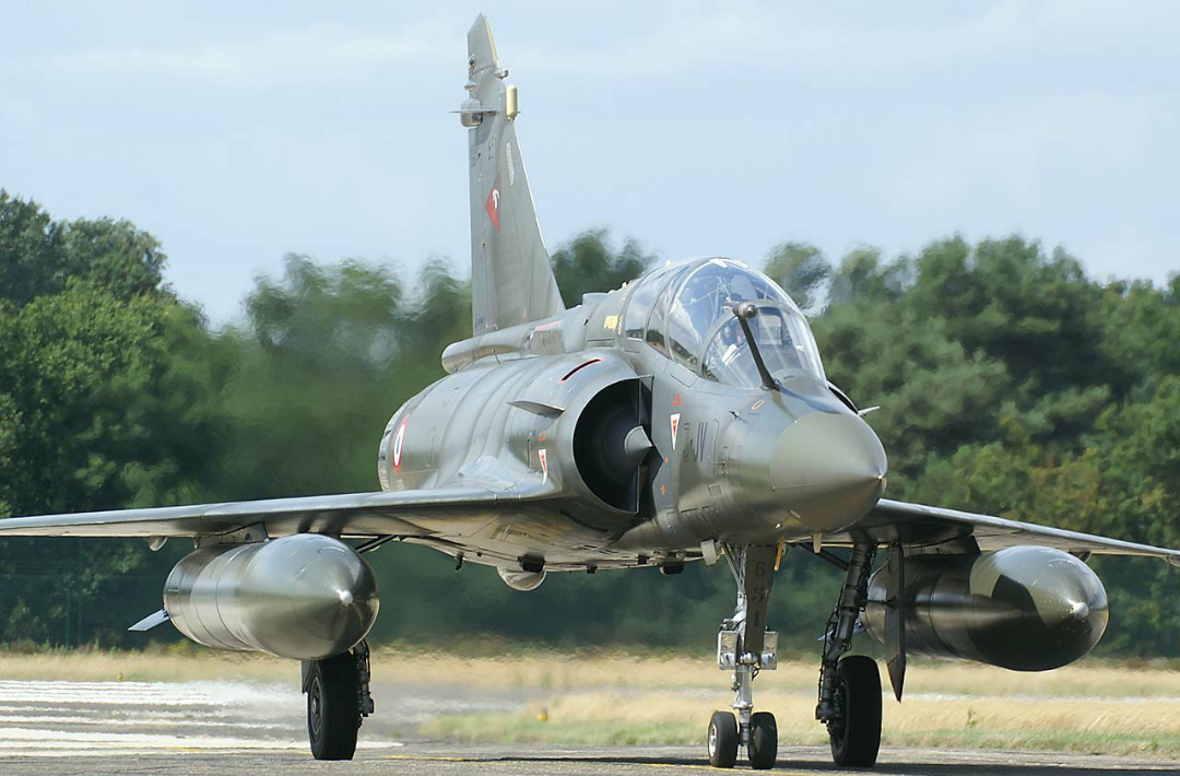 幻影2000战斗机机翼下很大的像炸弹一样的东西是什么?