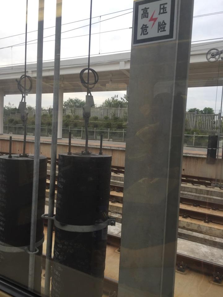 高铁站台的这个写着重量单位的是什么?有什么