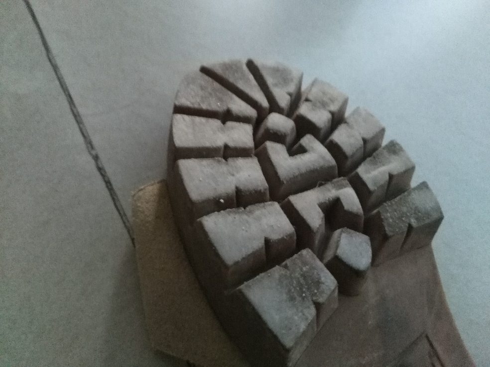 踩到狗屎后,如何清理鞋底纹理内的狗屎?