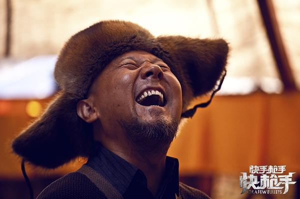 如何评价腾格尔在电影快手枪手快枪手的演技