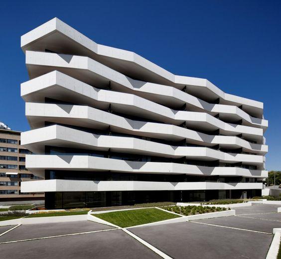 面具的关键在于 内与外的脱离,其实 自由立面用的就是这个原理,框架