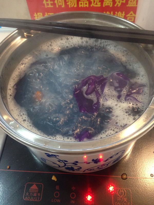 那天 在学校吃旋转小火锅 我先煮了个紫甘蓝 于是 汤变成了天空的颜色